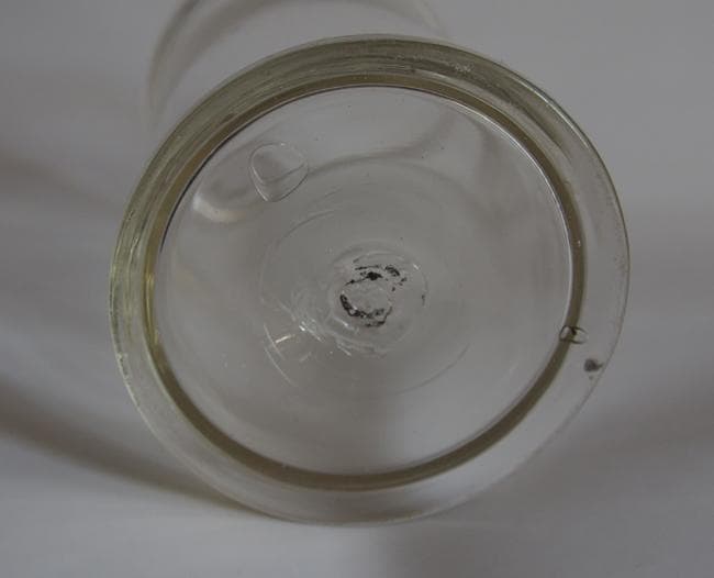 昭和の雰囲気を醸す、硝子の円筒容器とボッチつきの蓋