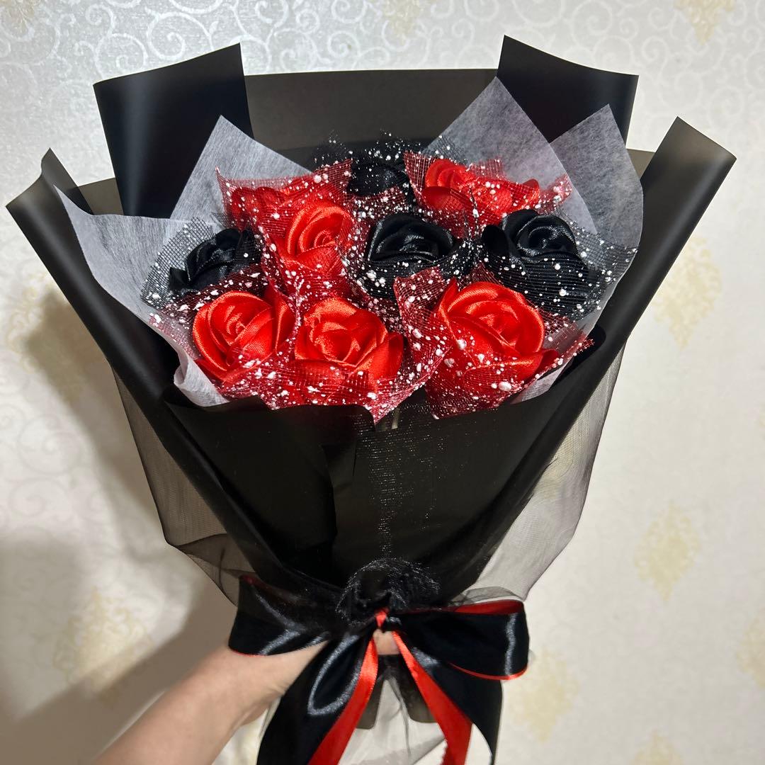 10本黒赤バラブーケ　２層ラッピングリボン❣️プレゼントお祝い枯れない花特別な人へ