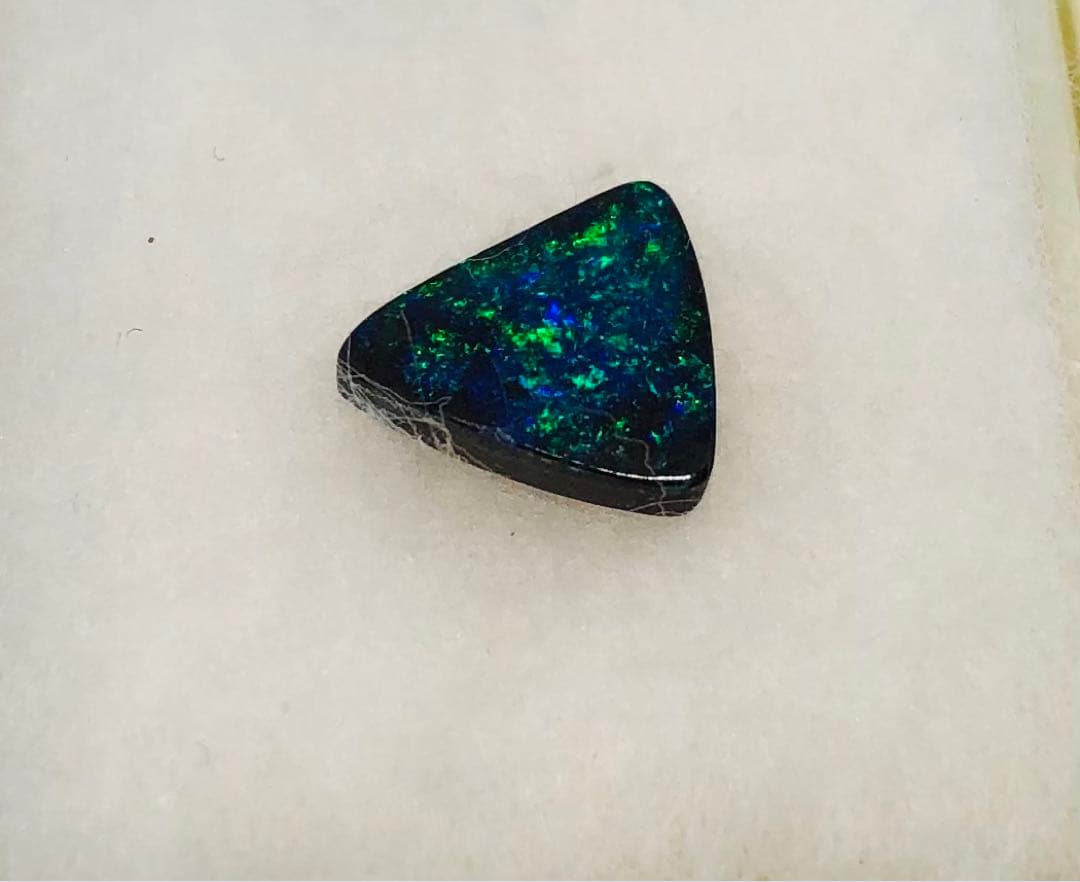オパール 三角形 青緑の遊色効果あり　未使用品　箱付き