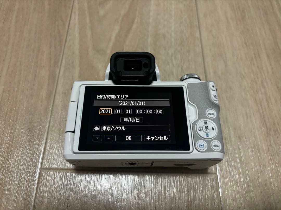 Canon EOS Kiss M2 ダブルレンズキット（レンズに少し傷あり）