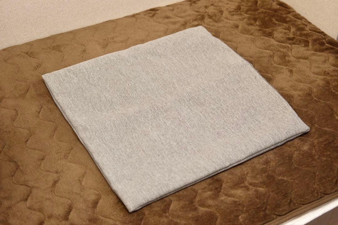 カリモク　滑り止め付きの置きクッション