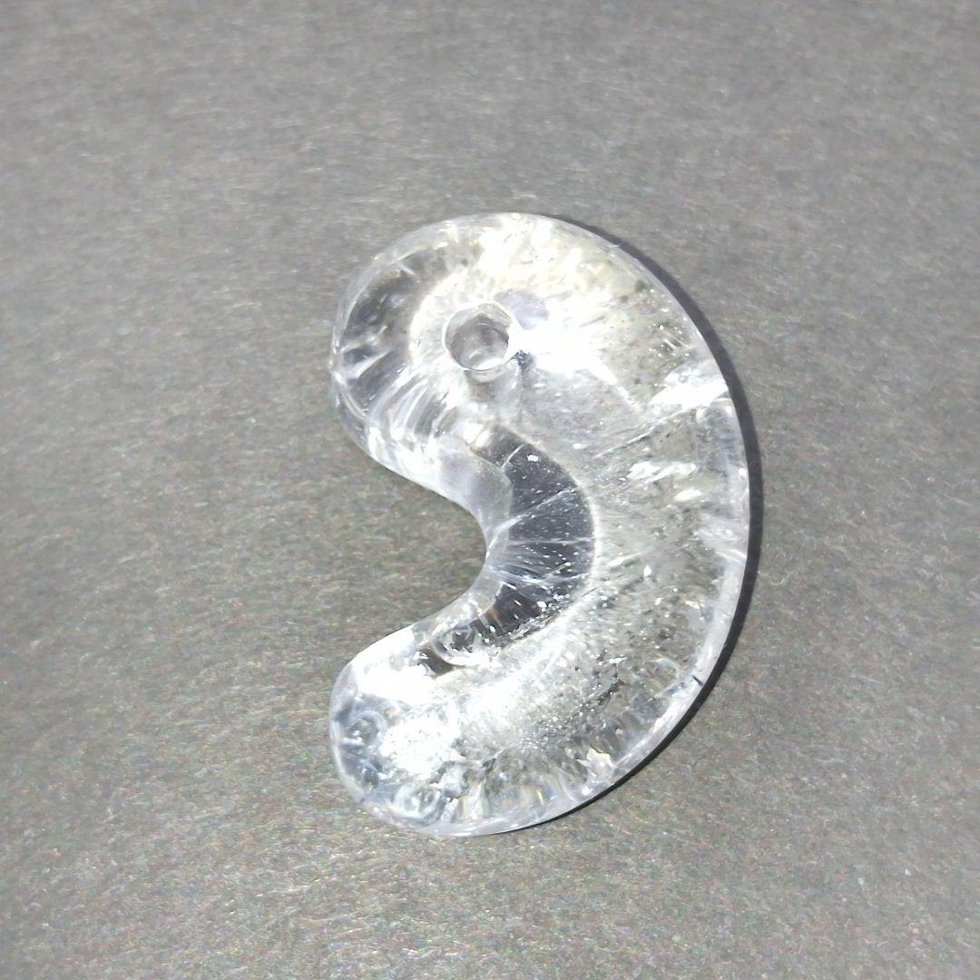 【勾玉】 天然水晶／クォーツ 19.5g