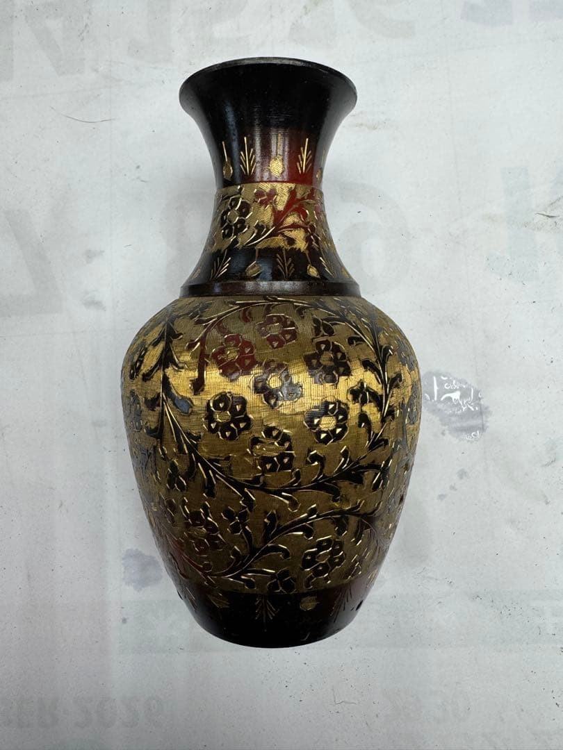 金色と黒色の花柄花瓶　高さ15.5cm