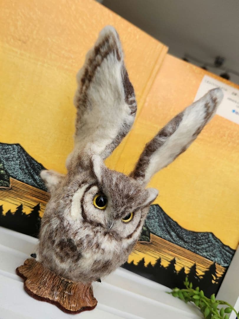 フクロウの置物羊毛フェルト製　ホワイトアメリカワシミミズク
