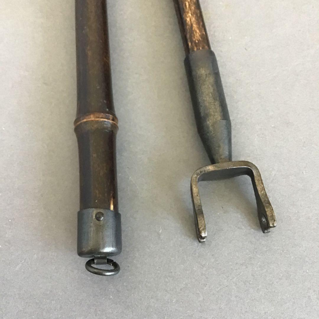 K茶道具　掛軸掛け　矢羽津(矢筈)　黒竹　2段組み　金具付　紙箱　S1049KK