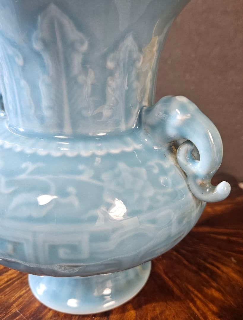 中国美術　中国陶磁器　青天釉　青磁 大清乾隆年製銘　双獣耳　唐草獣面図　 壺　罐