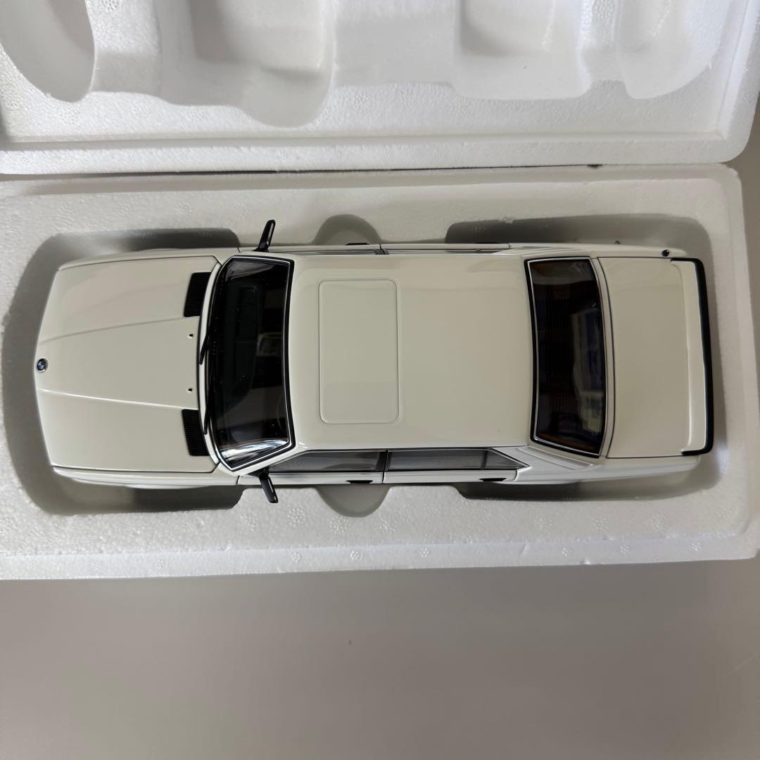 【新品】オートアート  535i 1985 ホワイト　1/18