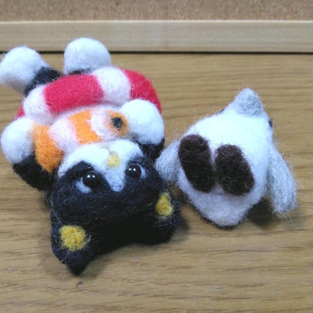 ハチワレネコとペンギン《羊毛フェルト》