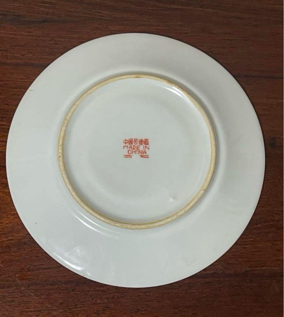 景德鎮早期中國國貨公司出品。赤色双喜柄大皿2枚。萬壽無疆柄ソーサー2枚おまけ付き