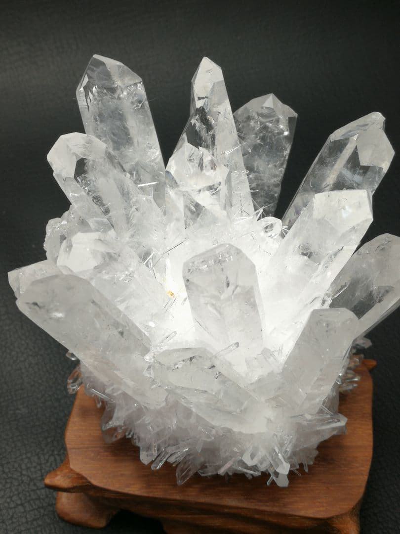 クラスター水晶原石置物　石約70*77ミリ280ｇ　台座付き