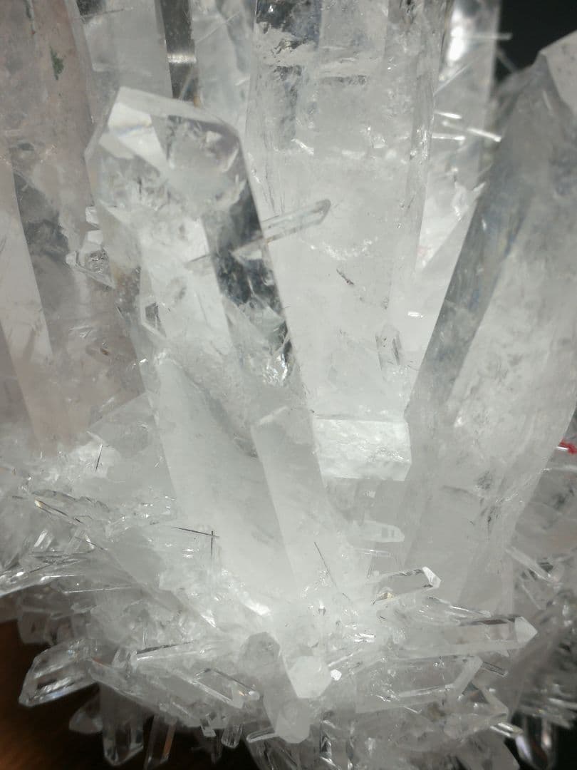 クラスター水晶原石置物　石約70*77ミリ280ｇ　台座付き