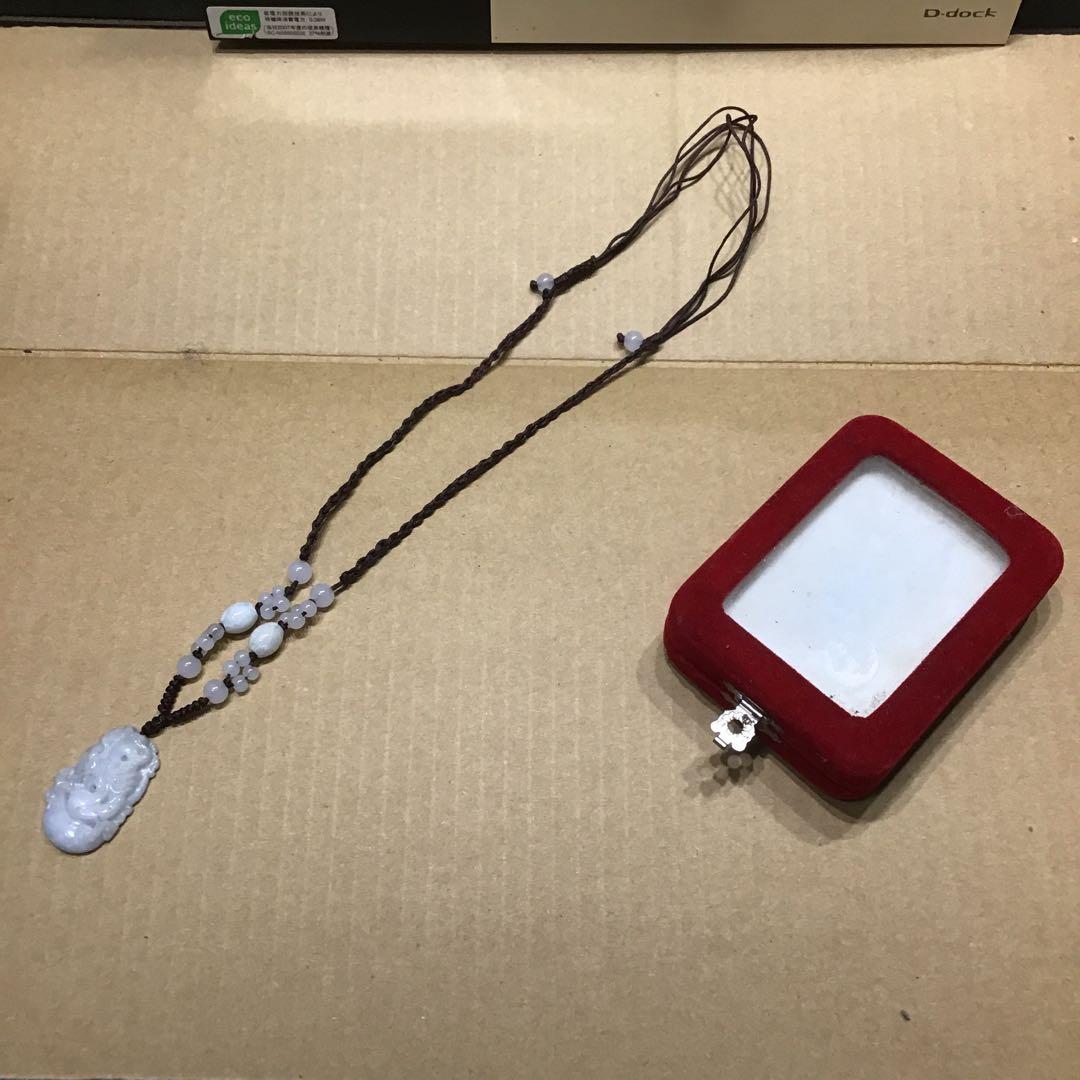 翡翠の彫刻ネックレス