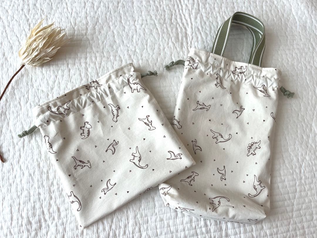 専用✳︎ハンドメイド✳︎巾着　恐竜柄　アイボリー　マチあり　シューズ袋