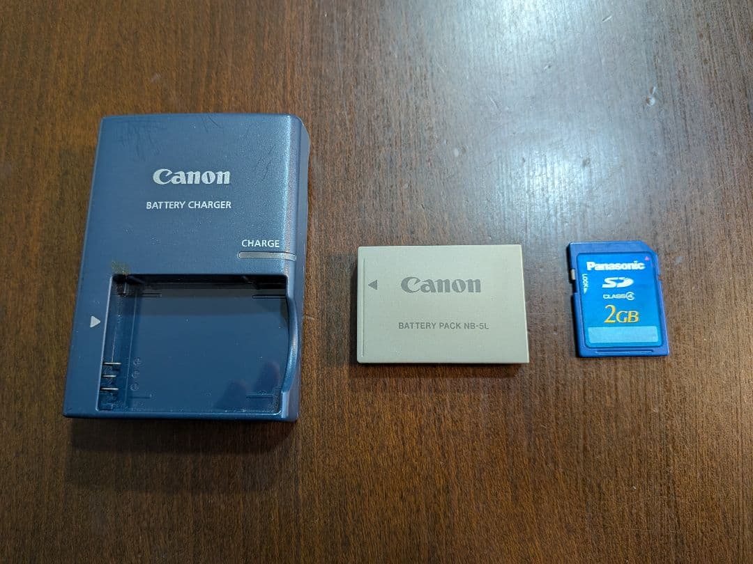 Canon IXY DIGITAL 800 IS 本体と付属品