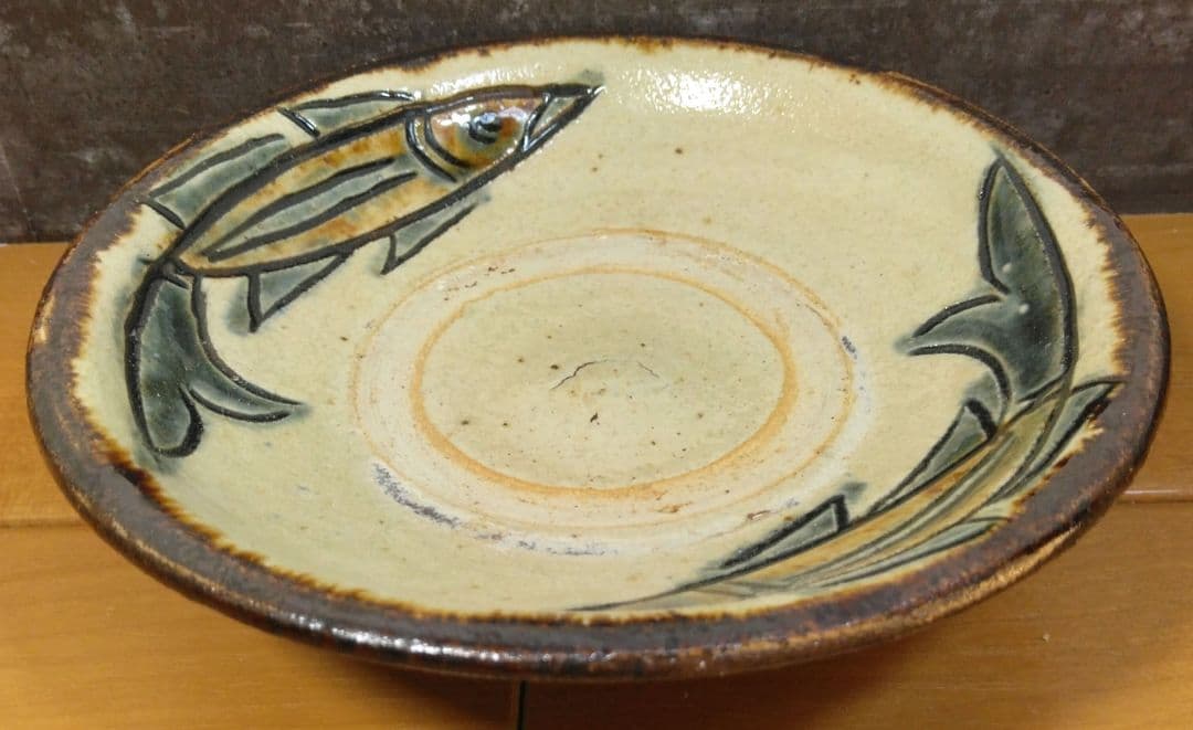 人間国宝 金城次郎 魚紋皿 栞 共箱 美品 壺屋焼 壷屋焼 やちむん 魚2匹