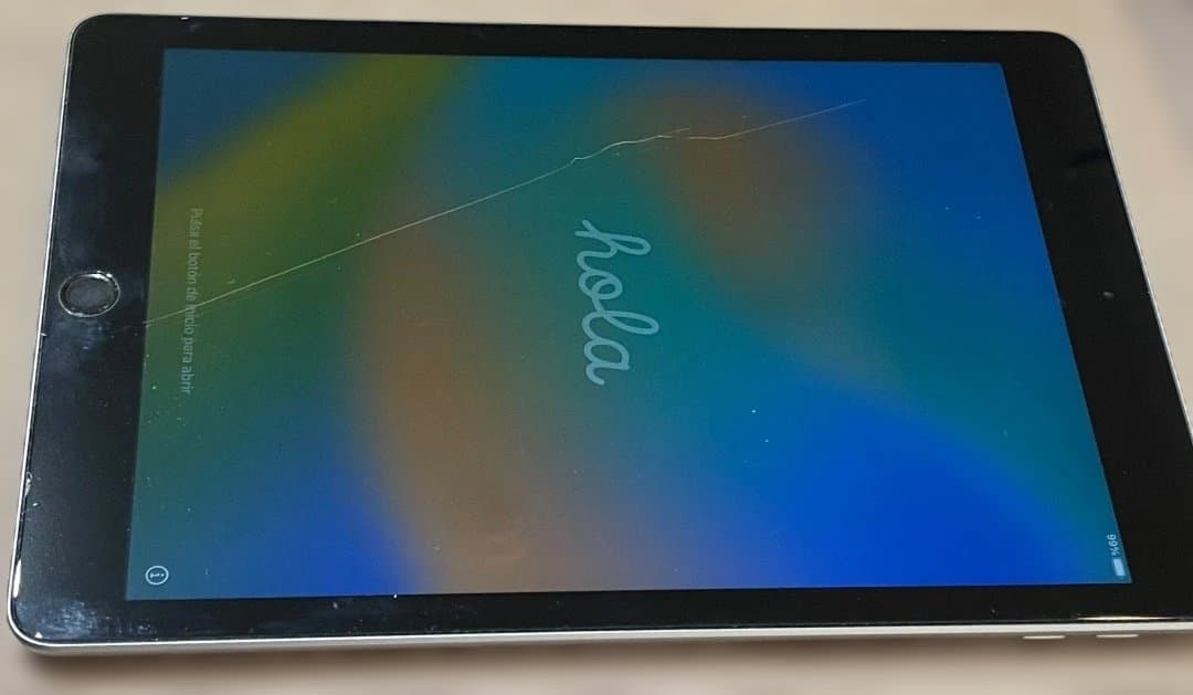 A*a様 iPad (第6世代) 9.7インチ　A1893　32GB
