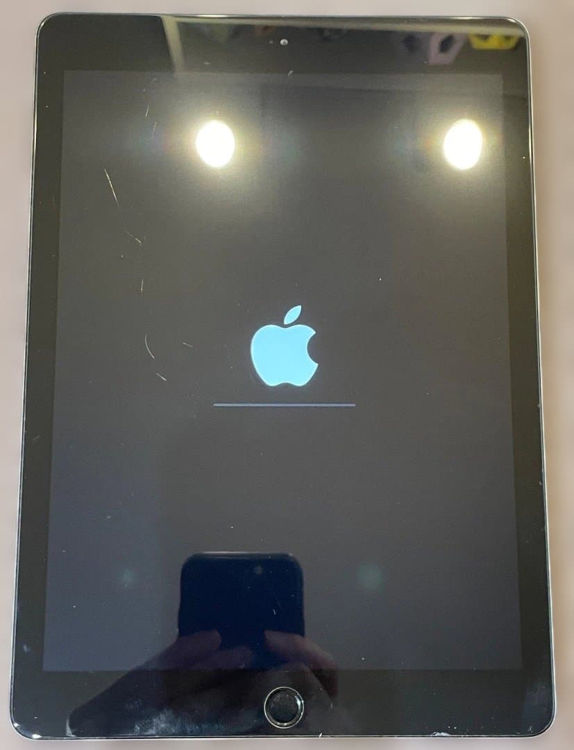 A*a様 iPad (第6世代) 9.7インチ　A1893　32GB