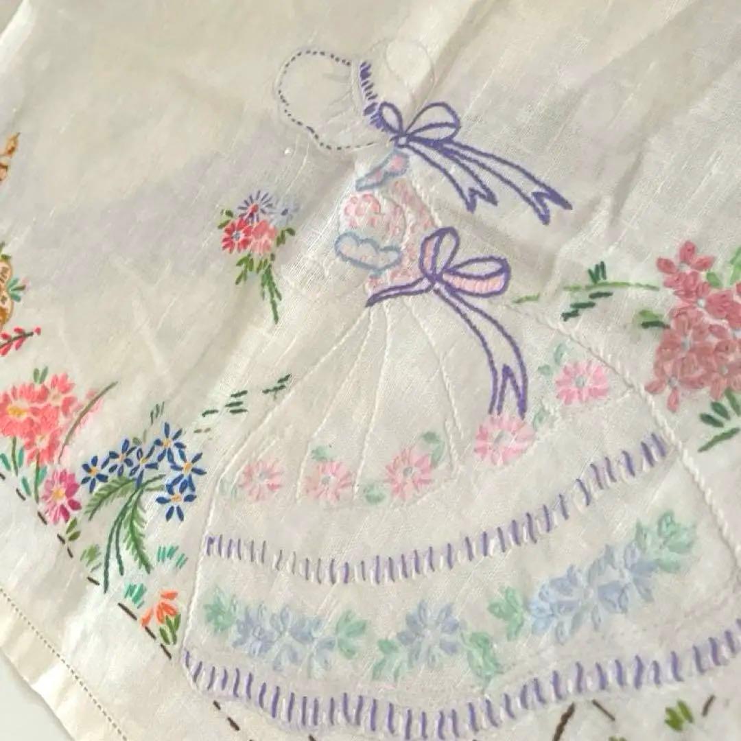 ハンガリー手刺繍♦︎可愛いお花のテーブルクロス （約）82cm x82cm