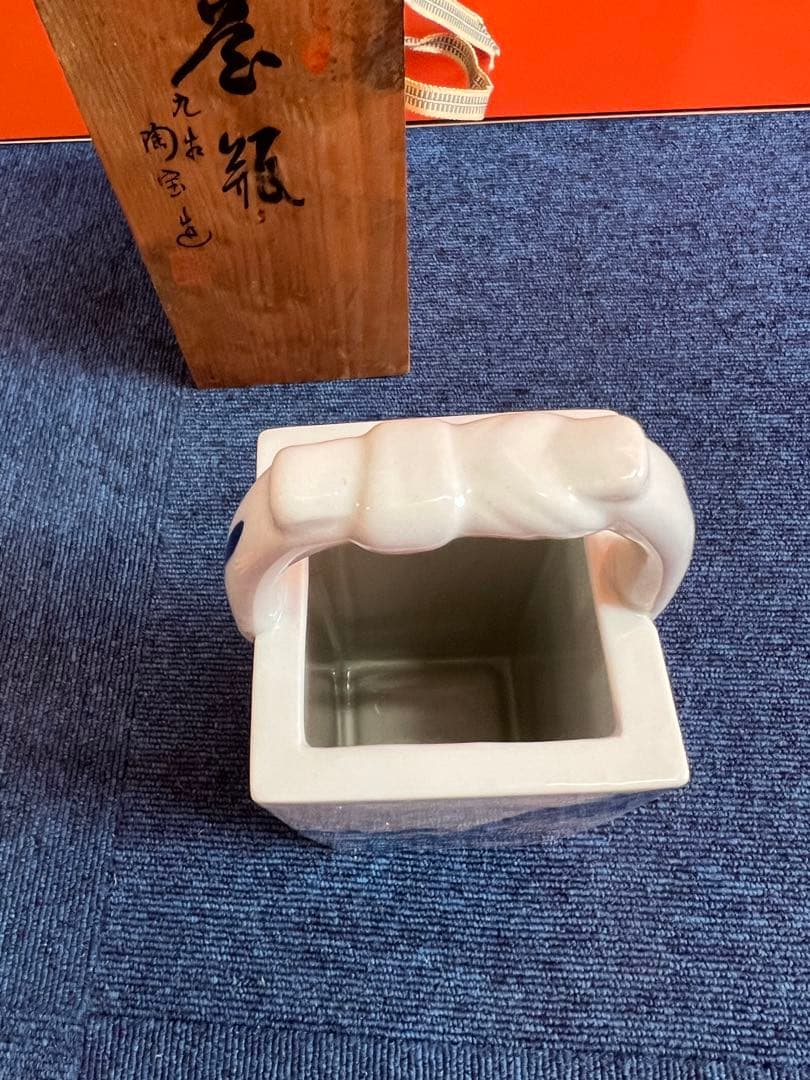 1055 九谷焼 陶宝 染付山水図 手付角花瓶　未使用