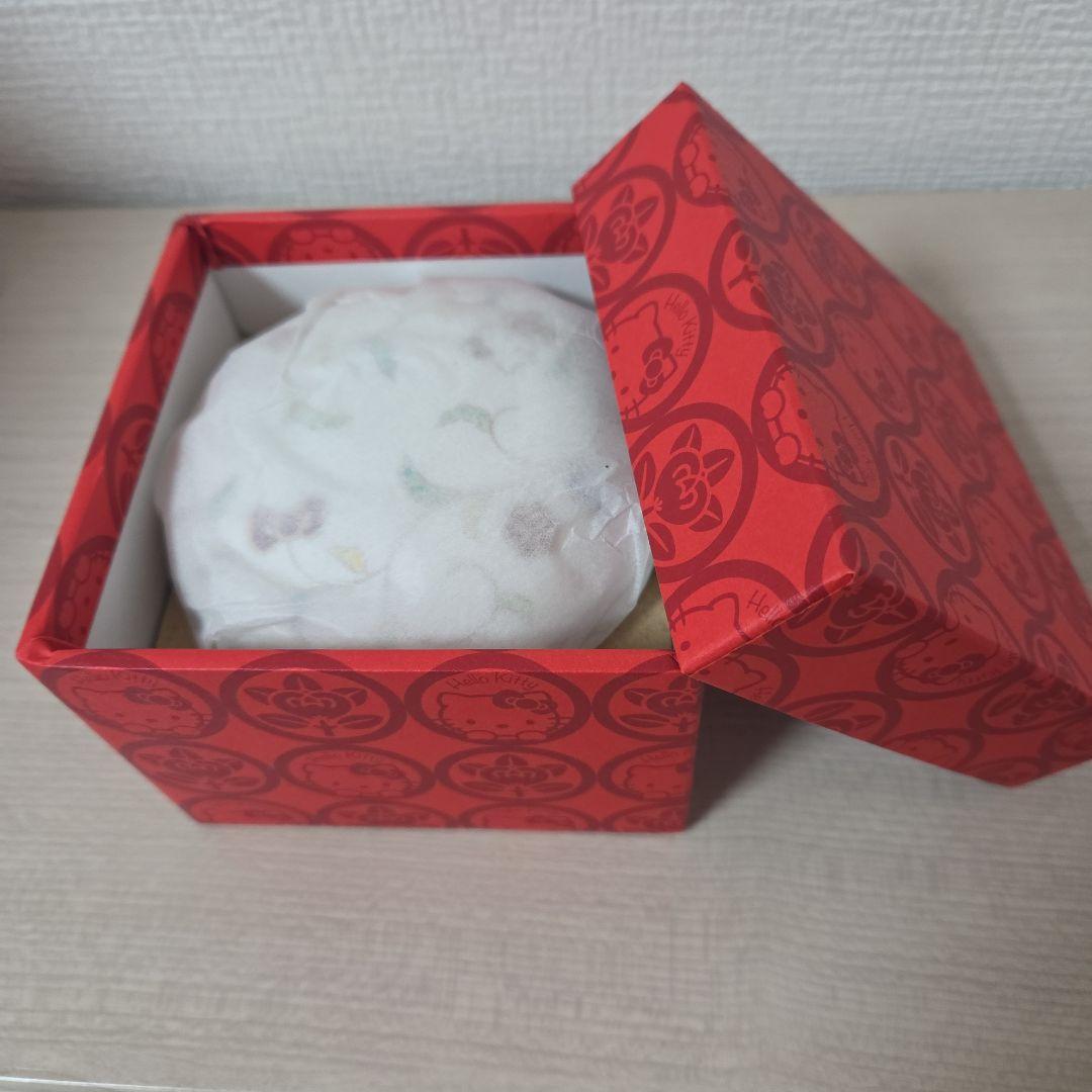 【新品未使用】ハローキティたち吉色 唐草蓋物専用箱付き