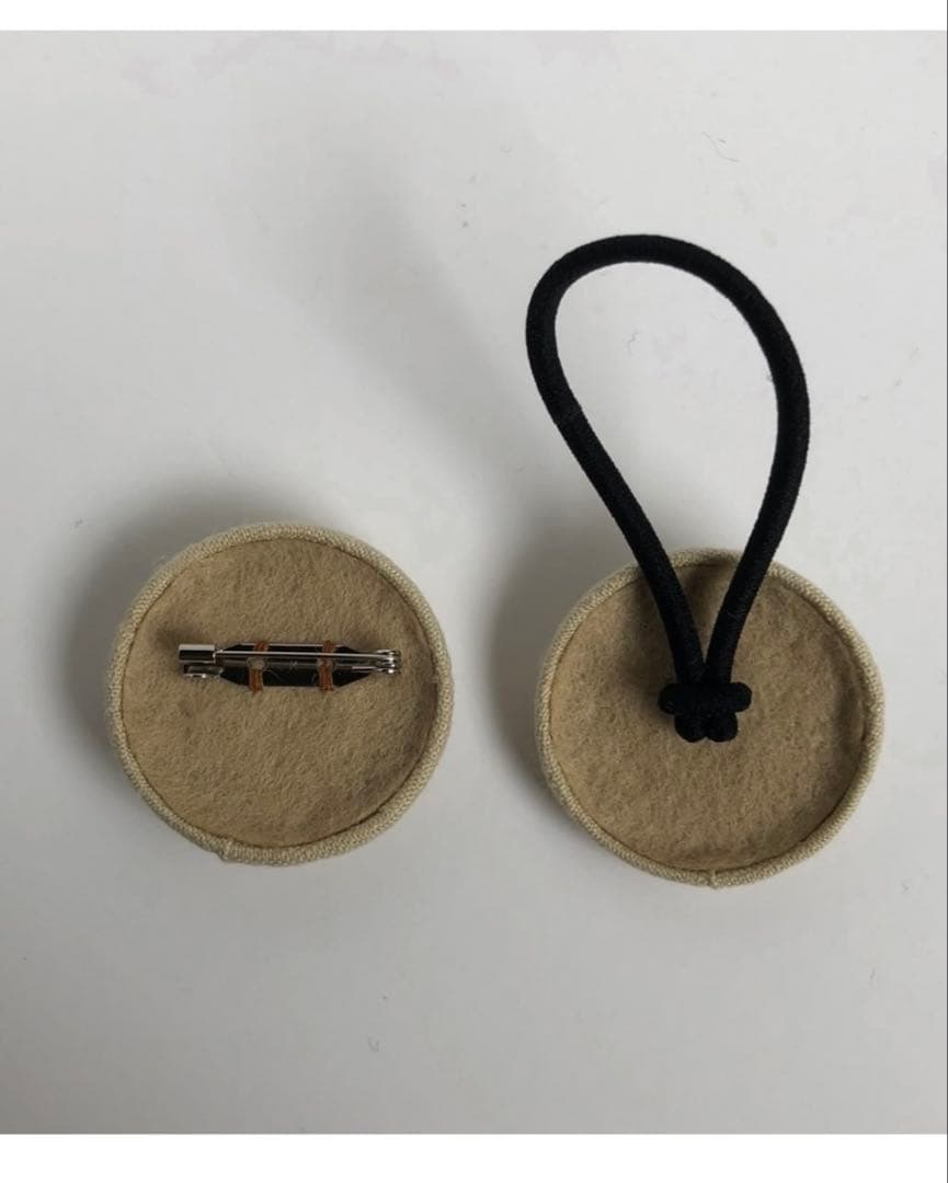 ハンドメイド刺繍ブローチ　971 食べたのはだーれだ！
