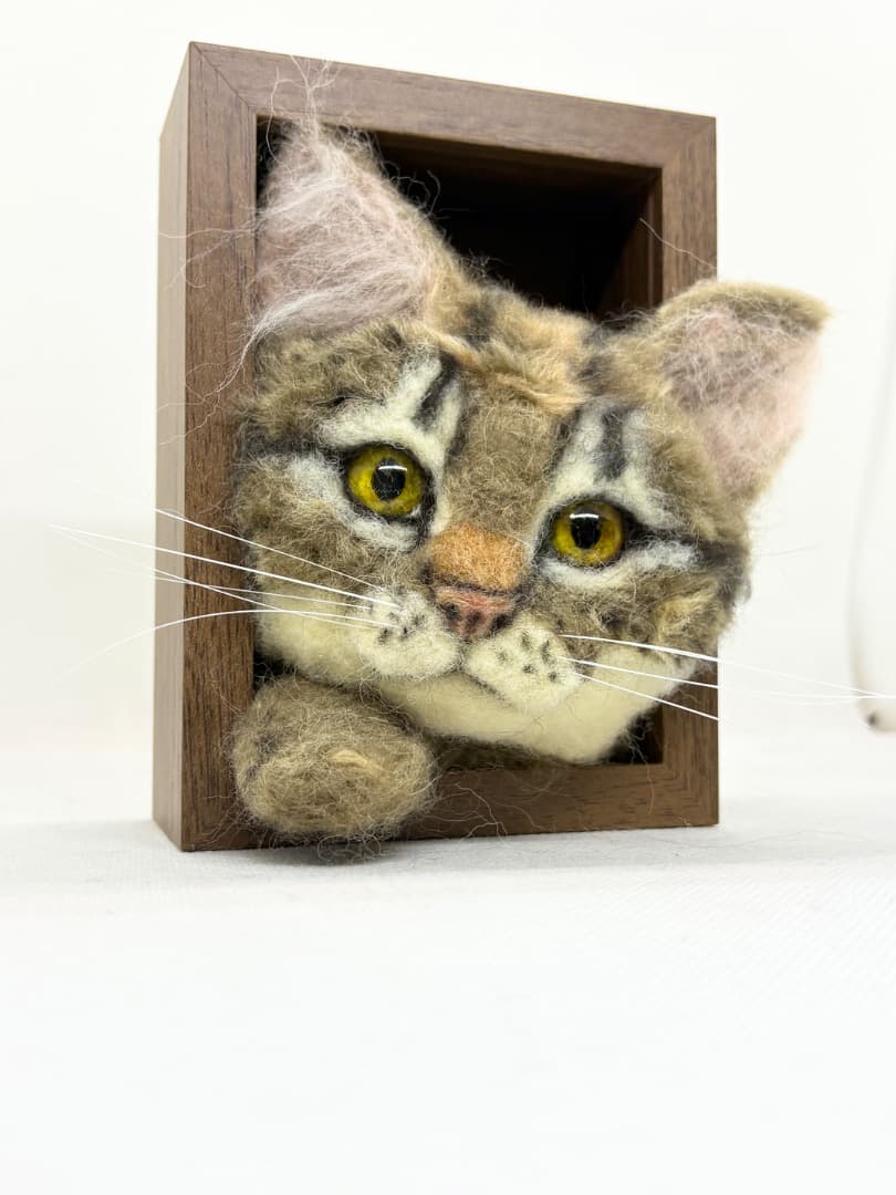 A猫　羊毛フェルトひょっこり出てきたキジトラ猫【ハンドメイド 羊毛フェルト
