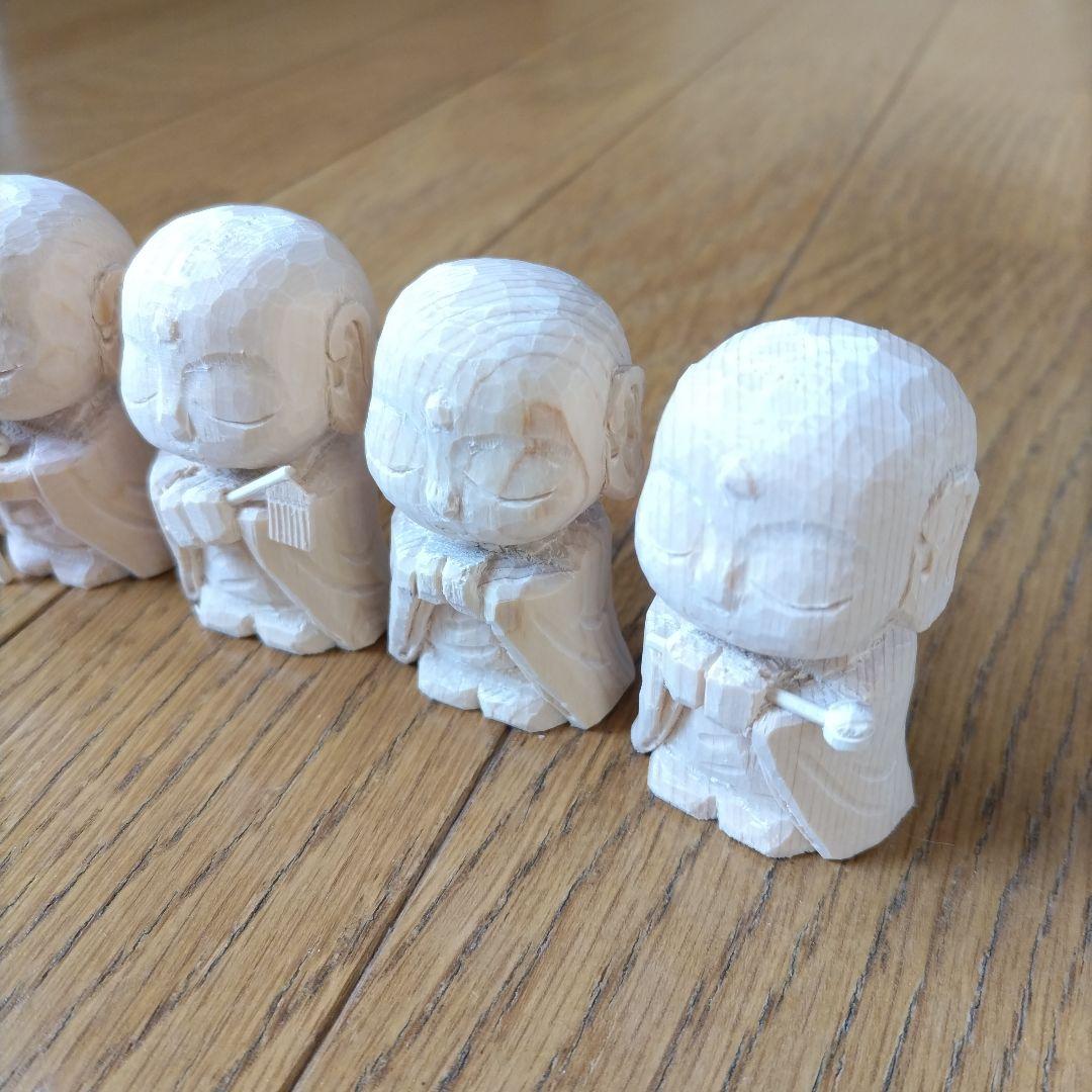 小さな木彫りの六地蔵さま