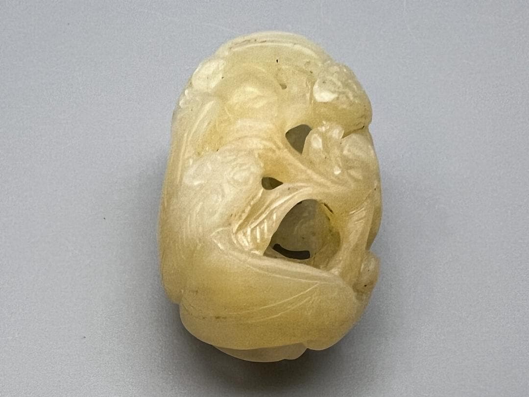 和田玉　双蝠　透かし彫り　元箱付　重量約22g
