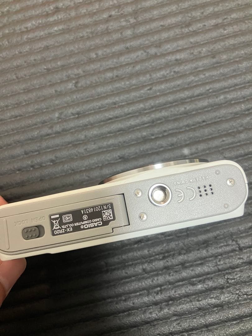 CASIO デジタルカメラ EXILIM EX-ZR20 ホワイト　※訳あり