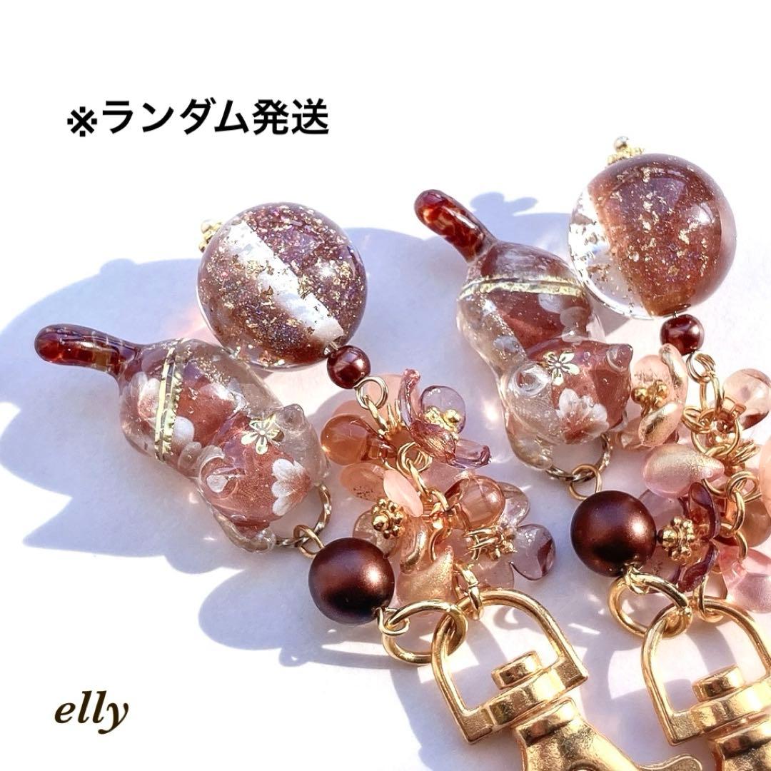 【ゆきゆっきー❄様】天然石　雪の結晶　じゃれ猫　ジャンピング猫　レジン　チャーム