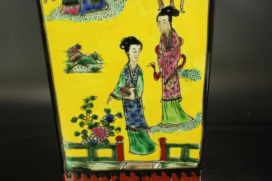 中国美術 色絵人物紋 四方瓶(P127)