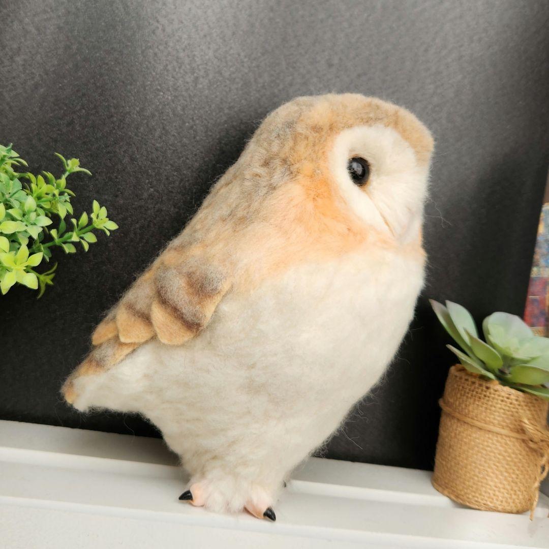 羊毛フェルト製置物　高さ約19cm メンフクロウ