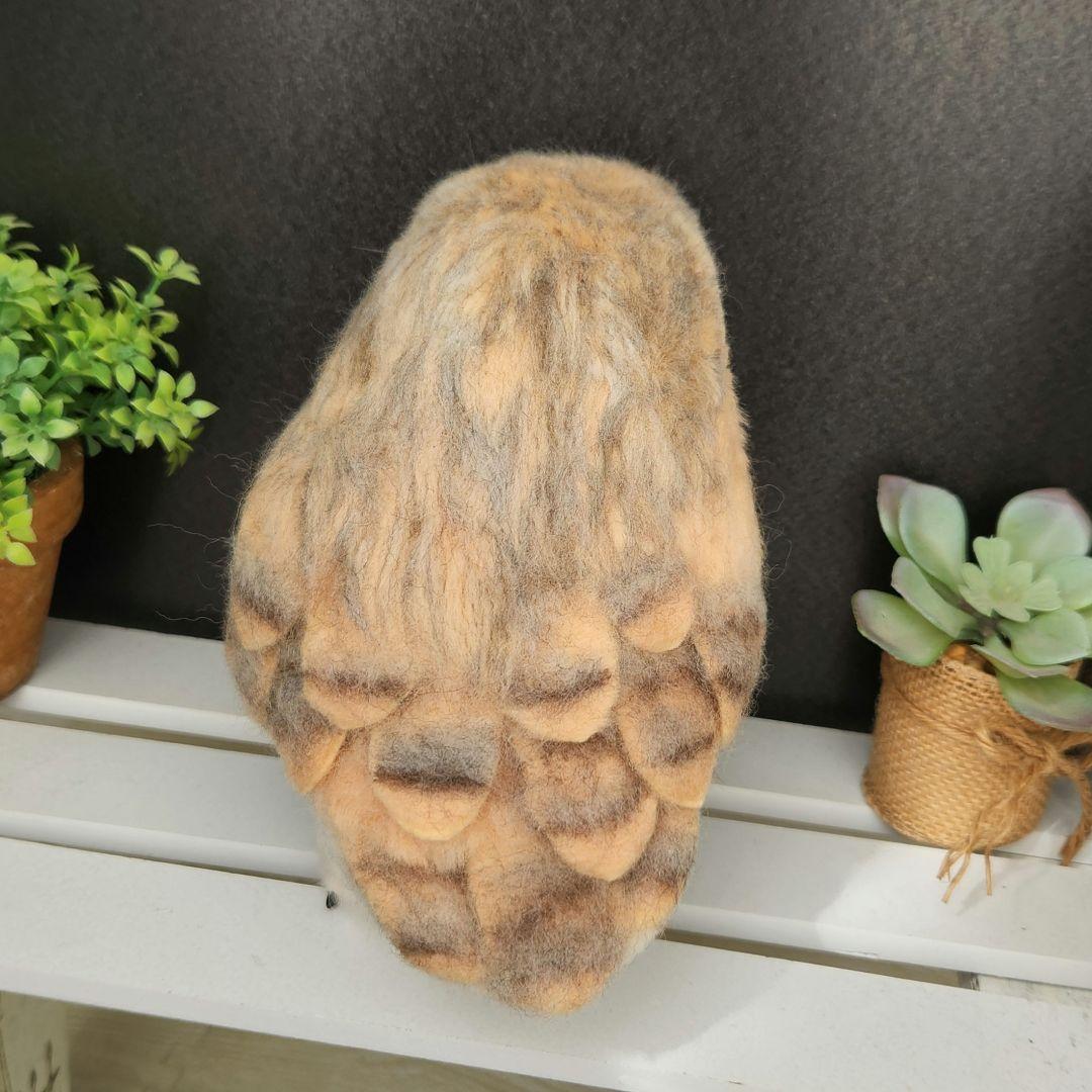 羊毛フェルト製置物　高さ約19cm メンフクロウ
