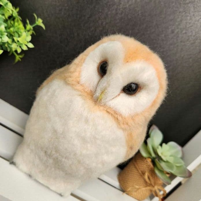 羊毛フェルト製置物　メンフクロウ　高さ約19㎝