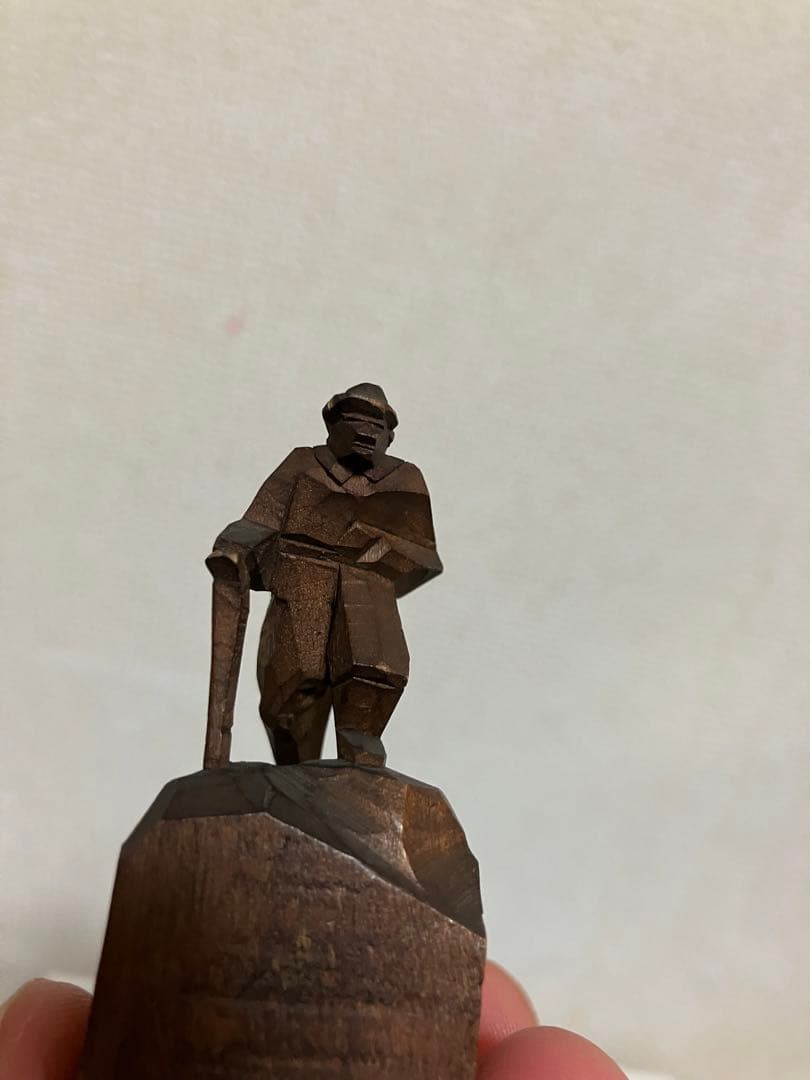 ミニマムサイズ一刀彫　登山者　木製　木彫刻　 昭和レトロ