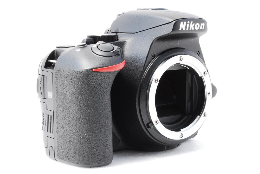 トシ✨美品 Bluetooth搭載✨ Nikon D5600 ショット数少