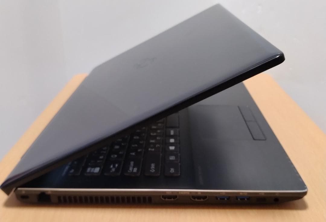 富士通 9世代Core i7 SSD500GBメモリ16G 17.3インチ