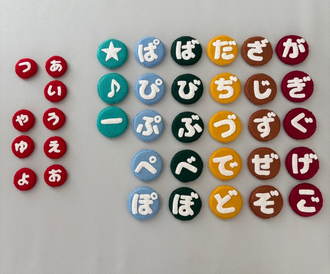 ハンドメイド　ひらがな、濁点小さい文字、アルファベット　フェルトマグネット
