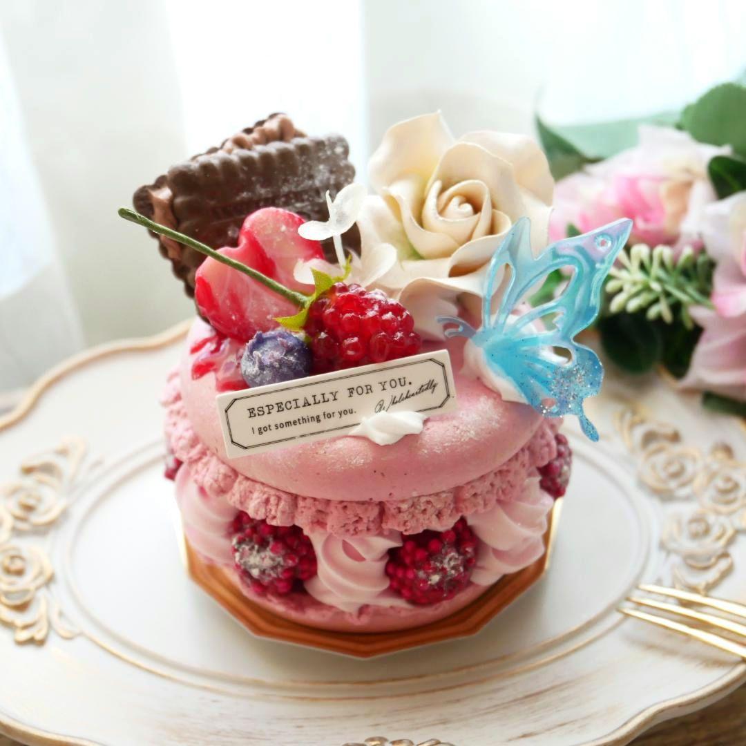 【ミッチー様】フェイクスイーツ❤︎‬ホワイトローズ飾り♡ベリーマカロンリスケーキ