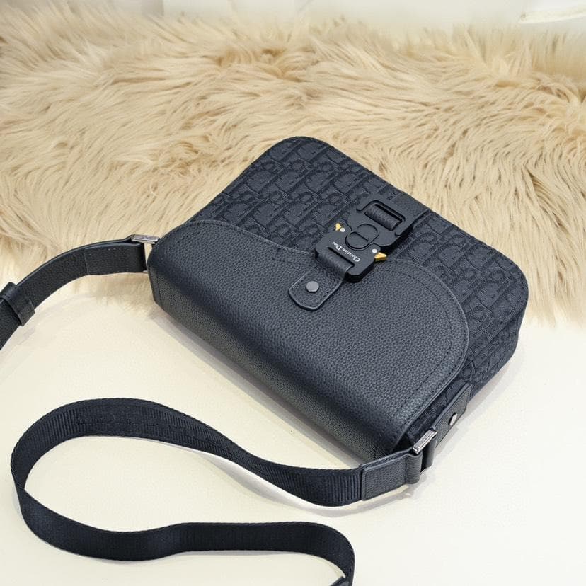 美品！キャンバス　メンズショルダーバッグ　レザー　黒