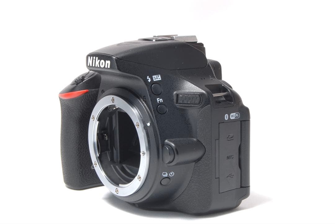 スマホ転送OK WiFi機能搭載 Nikon D5600 レンズキット 自撮り◎