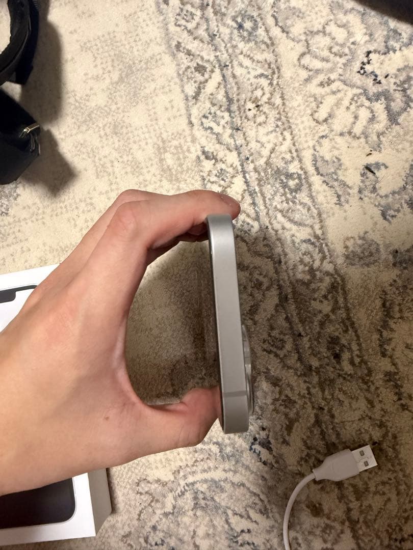 極美品　ほぼ未使用　iPhone16e 128GB 白
