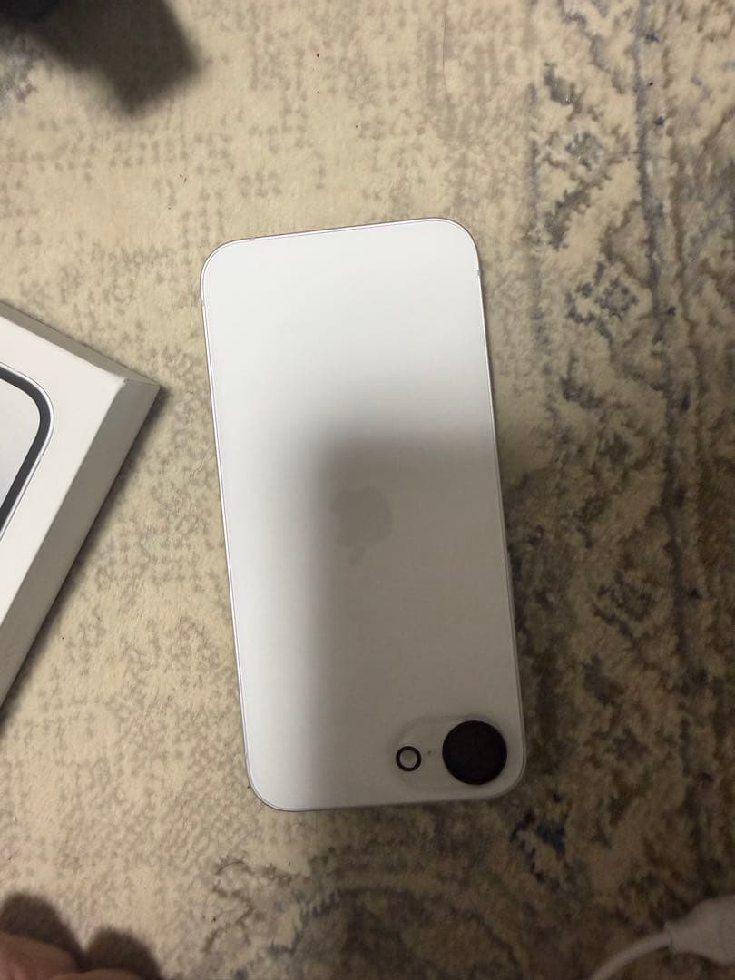 極美品　ほぼ未使用　iPhone16e 128GB 白