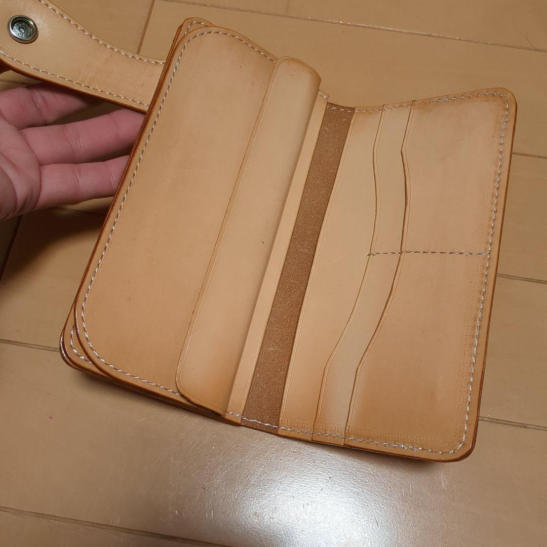 レザー製ベージュ長財布　レザークラフト　ヌメ革　ウォレット　コンチョ
