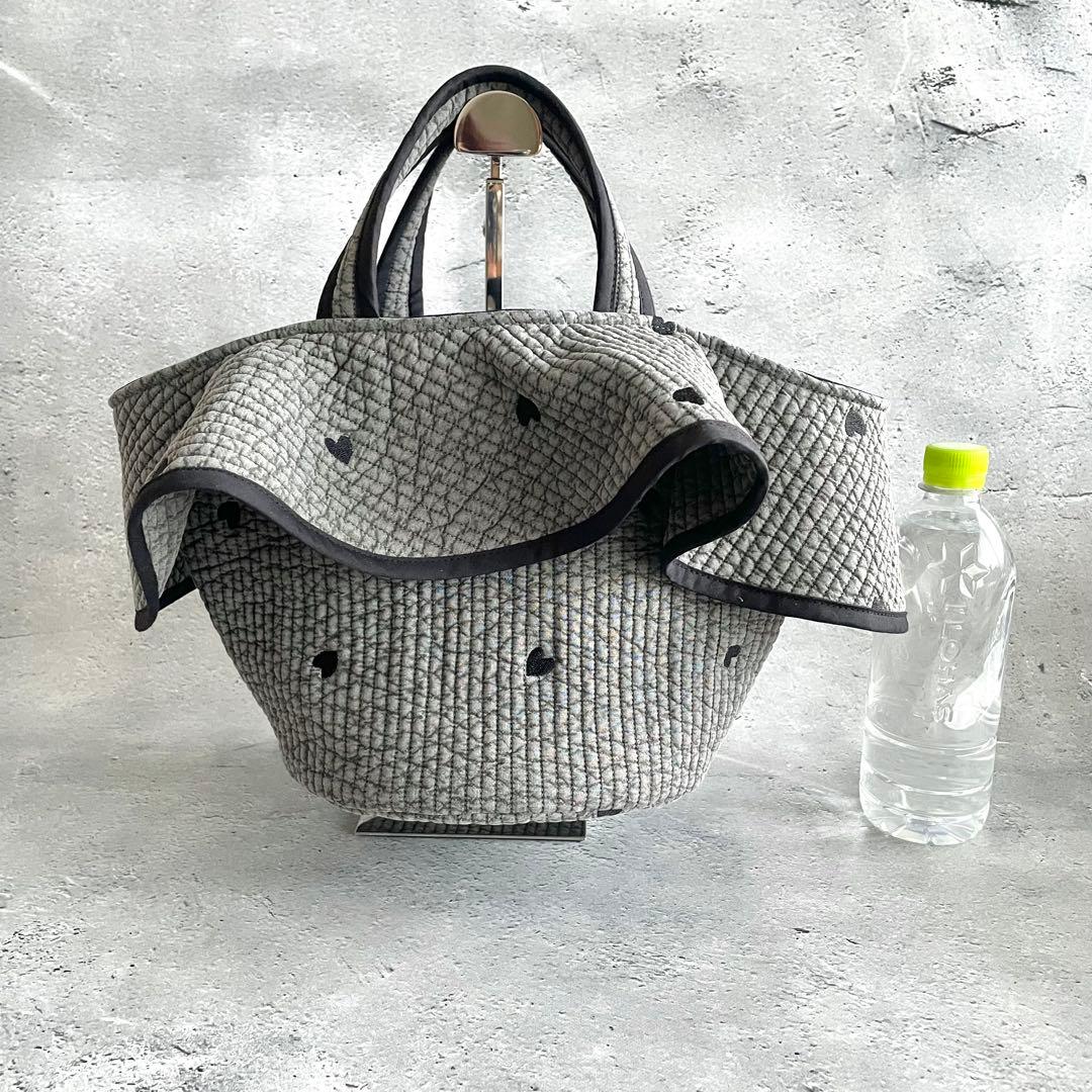 フレアフリル付き丸底マルシェバッグ　ヌビバッグ　グレー×ハート刺繍　ハンドメイド