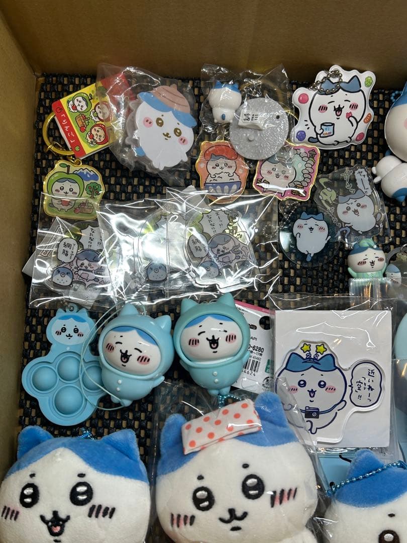 ちいかわ　ハチワレ　のみ　まとめ売り　ぬいぐるみ　缶バッジ　シール　ガチャ