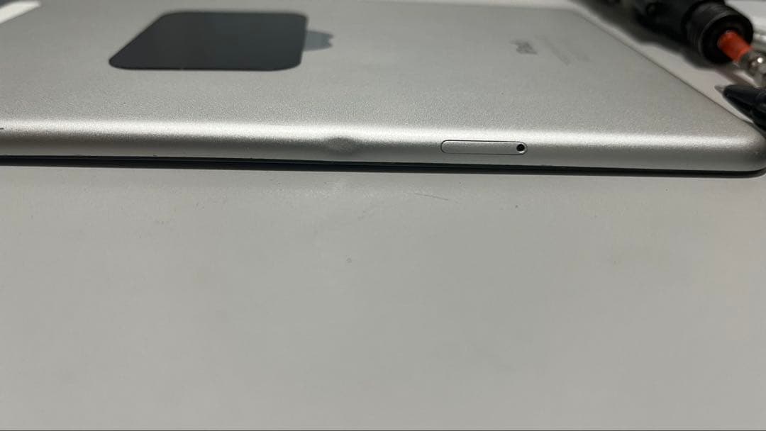Apple iPad mini4 128GB セルラーホワイト本体歪あり凹みあり