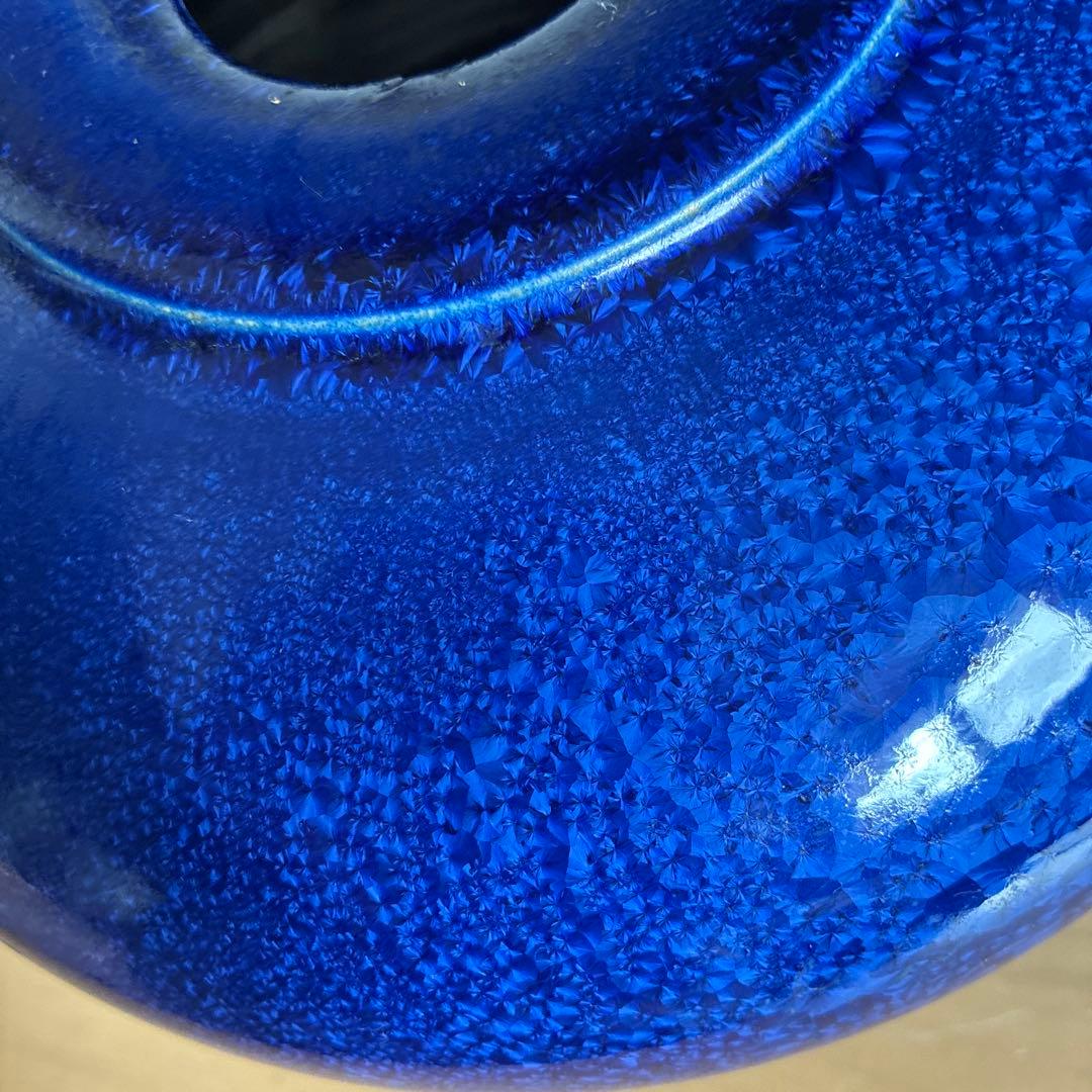 レアな青い陶器製丸型花瓶