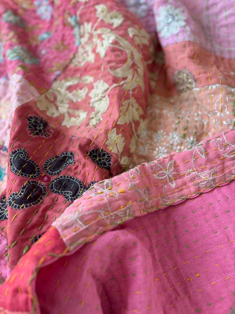 ラリーキルト　インド刺繍　カンタ　ヴィンテージ　マルチカバー　ピンク
