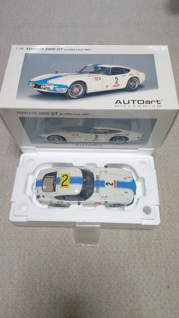 ミニカー AUTOart TOYOTA 2000 GT 1/18